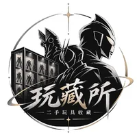 坐在玻璃窗前沉思的年輕男子側臉，戴眼鏡與耳機，手靠近嘴邊，桌上可見手機與酒杯，畫面右上有手寫字「友情提示」