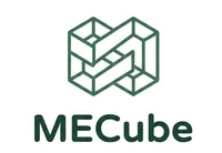 MECube 無限方塊 綠色幾何立方交錯品牌標誌與英文字樣