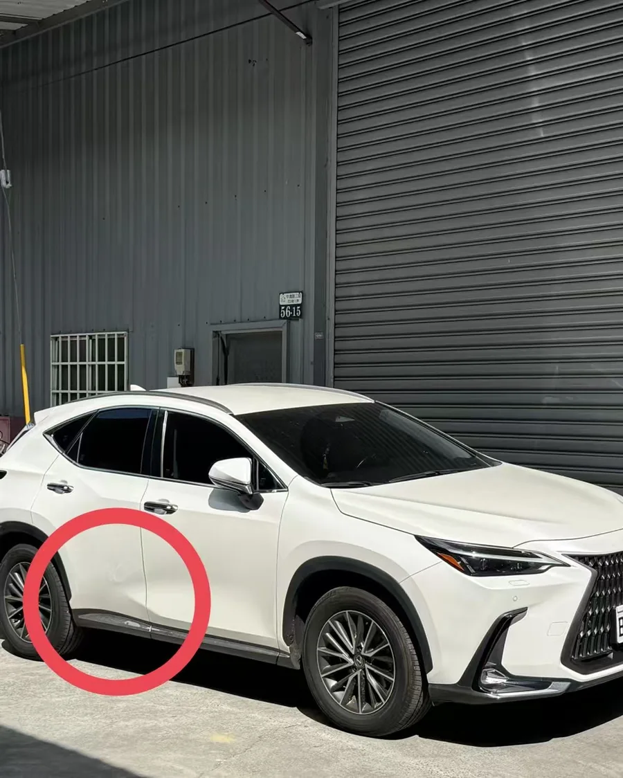 白色 Lexus NX200 側面停放在工場前，右後車門明顯凹陷與掉漆位置以紅圈標示