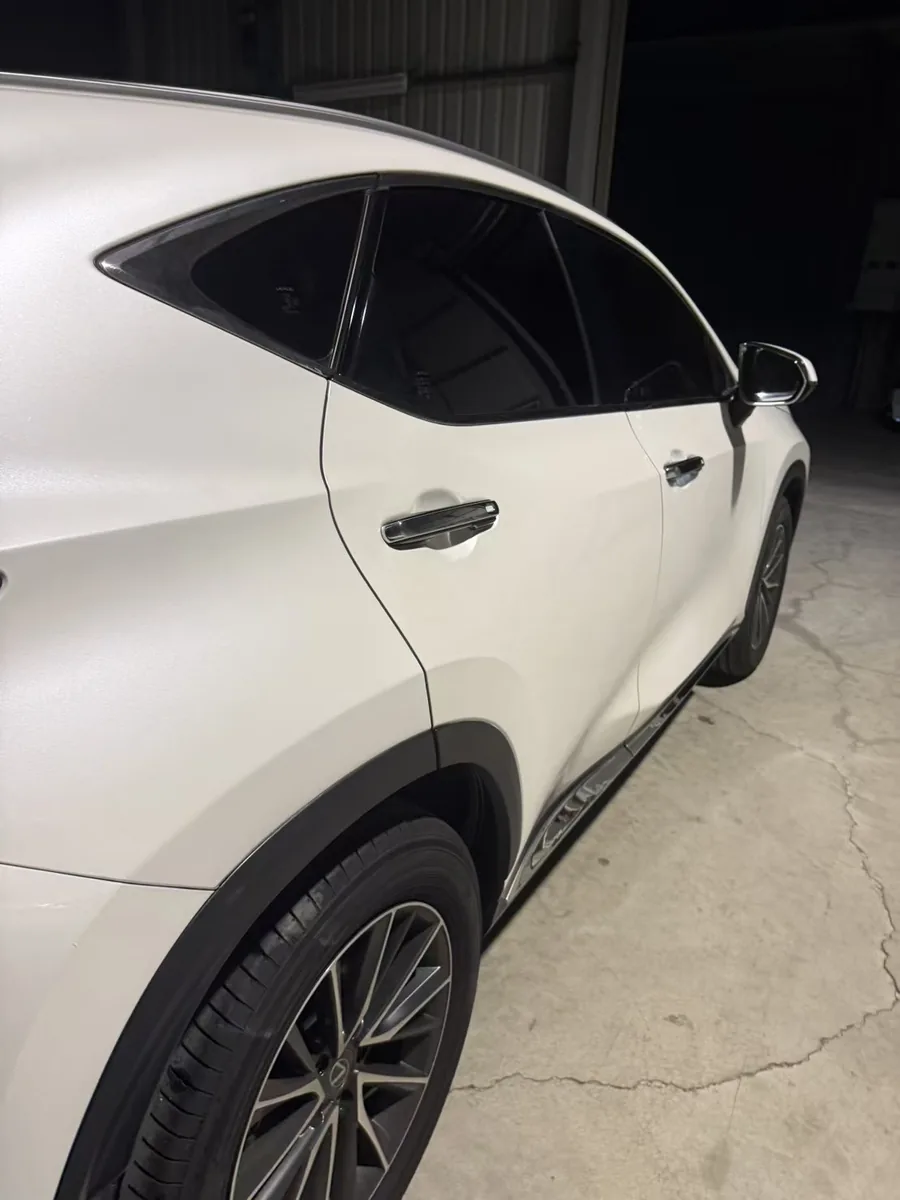 修復完工的白色 Lexus NX200 右側後門外觀，車身表面平整且色澤一致