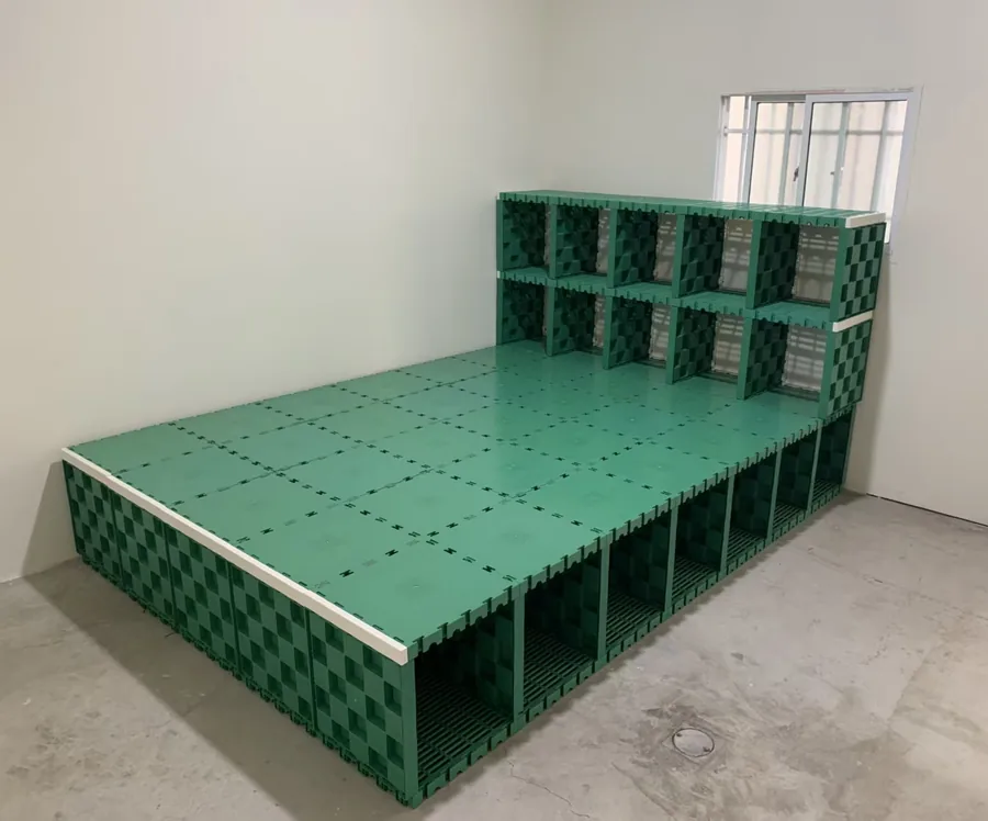 MECube無限方塊｜室內實拍綠色模組化床組與底部收納格，展示地墊與雙人床組應用