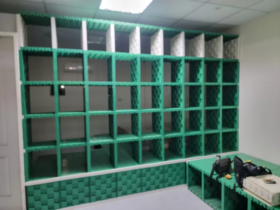 MECube無限方塊 室內應用實拍：綠色模組化置物櫃牆，方格排列形成多格收納空間