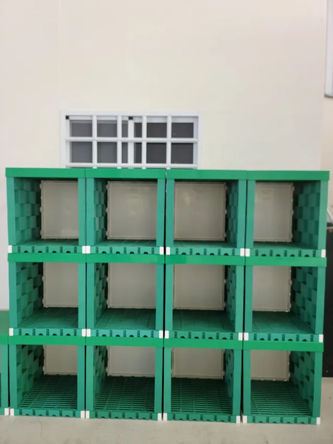 MECube無限方塊 示範樣品：三層四列綠色模組格子櫃，內襯白色背板