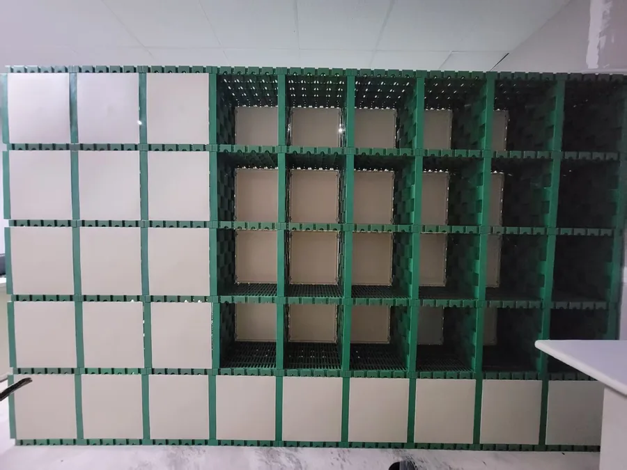 MECube無限方塊｜模組化方塊牆近拍，白色面板與開放方格櫃展示收納與隔間配置