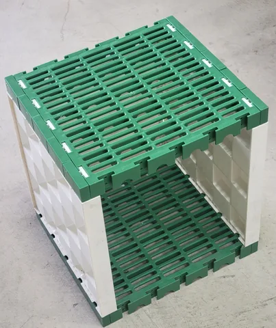 MECube無限方塊 單層組合櫃近拍細節：綠色格柵頂與白色側板的模組化接合面與通風格柵 縮圖