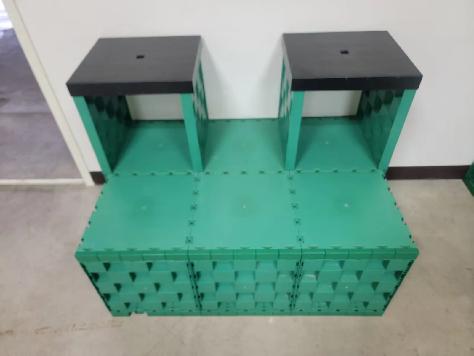MECube無限方塊 雙人展示椅 產品圖，展示透明與實板搭配設計 圖片 2